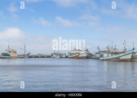 Barche di pescatori essendo preparato al molo di Sao Jose do Norte al tramonto Foto Stock