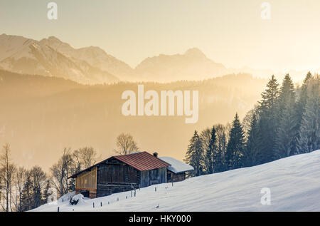 Splendida vista dalla cabina in legno per le montagne della regione di Allgäu Foto Stock