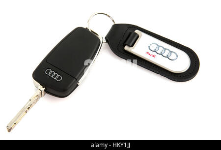 Audi auto chiave con chiave anello su sfondo bianco Foto Stock