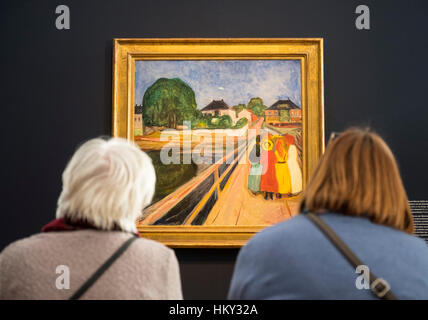 Due visitatori in cerca di dipingere, le ragazze sul ponte, da Edvard Munch al nuovo Museo Barberini di Potsdam in Germania Foto Stock