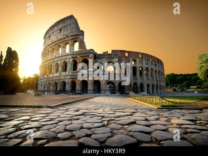 Il Colosseo e il cielo giallo a Roma, Italia Foto Stock