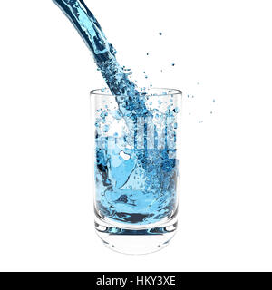Gli spruzzi di acqua con vetro isolato su uno sfondo bianco. Foto Stock