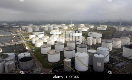 Petrolio, di olio e di stoccaggio per sostanze chimiche con i terminali Foto Stock