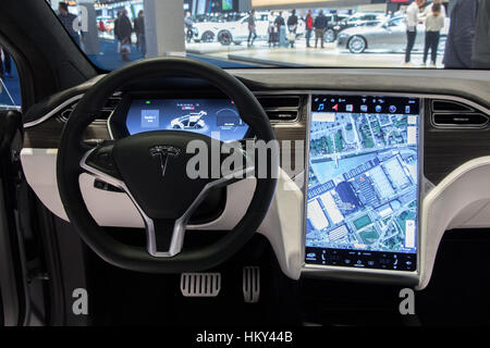 Bruxelles - Jan 19, 2017: Interni cruscotto con navigazione della Tesla Model X sul display al Motor Show di Bruxelles. Foto Stock