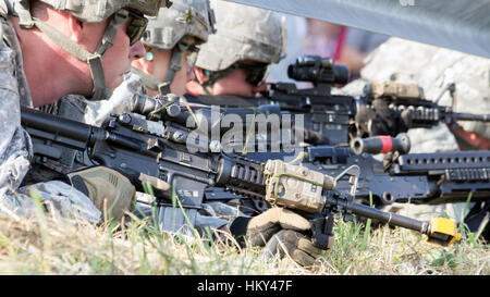 GRAVE, Paesi Bassi - Sep 17, 2014: i soldati USA della ottantaduesima Airborne Division in azione durante l'operazione Market Garden Memorial. Il Giardino del mercato è stata Foto Stock