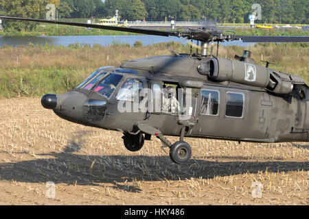 GRAVE, Paesi Bassi - Sep 17, 2014: Esercito Americano Blackhawk di atterraggio per elicotteri in un campo. Foto Stock