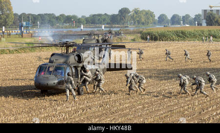 GRAVE, Paesi Bassi - Sep 17, 2014: 82 Airborne Div. soldati immettere elicotteri Blackhawk all'operazione Market Garden memorial. Foto Stock