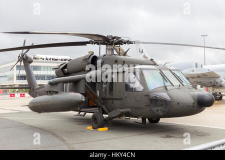 Parigi - LE BOURGET - giu 18, 2015: Esercito Americano Sikorsky UH-60 Black Hawk elicottero al cinquantunesimo International Paris Air Show Foto Stock