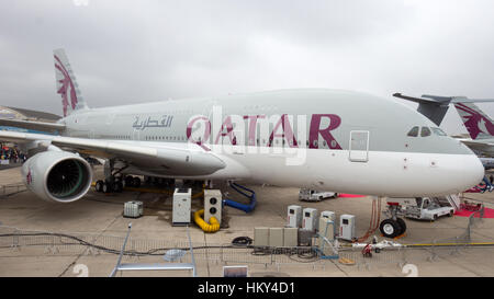 Parigi - giu 18, 2015: Airbus A380 dal Qatar Airways. L'A380 è il più grande aereo di linea di passeggeri in tutto il mondo. Foto Stock