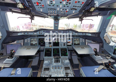 Parigi - giu 18, 2015: Airbus A380 cockpit. L'A380 è il più grande aereo di linea di passeggeri in tutto il mondo. Foto Stock