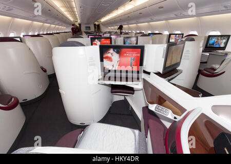 Parigi - giu 18, 2015: Layout di Business Class di Qatar Airways Airbus A380. L'A380 è il più grande aereo di linea di passeggeri in tutto il mondo. Foto Stock
