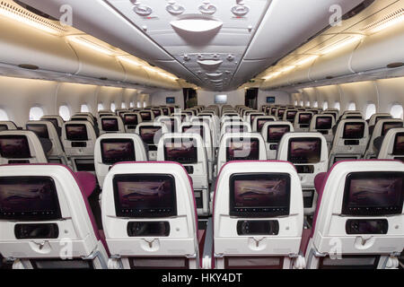 Parigi - giu 18, 2015: cabina vista di Qatar Airways Airbus A380. L'A380 è il più grande aereo di linea di passeggeri in tutto il mondo. Foto Stock