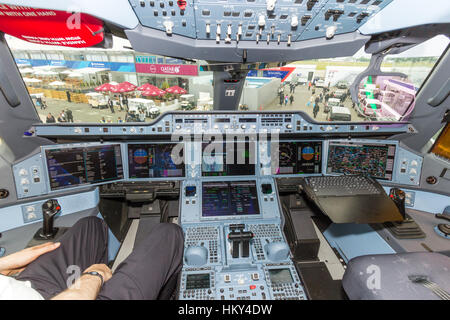 Parigi - giu 18, 2015: Qatar Airways Airbus A350 XVB cockpit. Qatar Airways è il primo utente della A350 con il suo primo volo il 15 gennaio 2015. Foto Stock