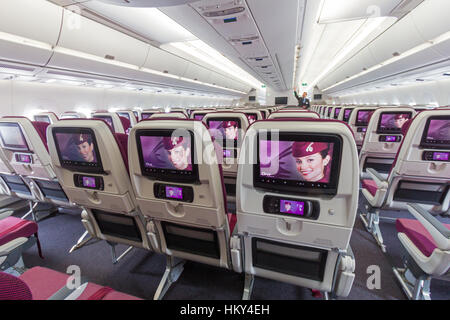 Parigi - giu 18, 2015: cabina vista di Qatar Airways Airbus A350. Qatar Airways è il primo utente della A350 con il suo primo volo il 15 gennaio 2015 Foto Stock