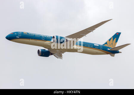 Parigi - LE BOURGET - giu 18, 2015: nuovo di zecca Vietnam Airlines B787-900 battenti al cinquantunesimo International Paris Air Show. Foto Stock