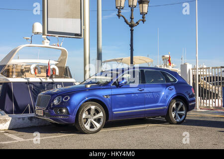 Bentley SUV Bentayga parcheggiato in un lussuoso porto turistico di Puerto Banus a Marbella, Spagna Foto Stock