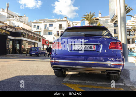 Bentley SUV Bentayga parcheggiato in un lussuoso porto turistico di Puerto Banus a Marbella, Spagna Foto Stock