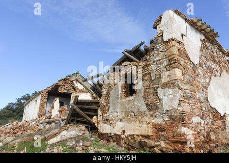 La rovina della vecchia casa colonica entroterra, casa mediterranea, Andalusia, Spagna Foto Stock