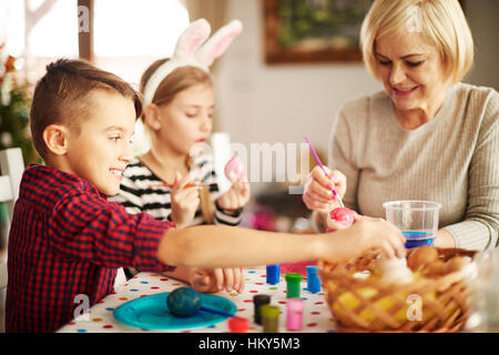 Uovo di Pasqua pittura e decorazione Foto Stock