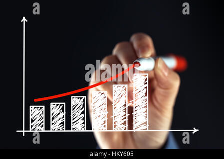 Imprenditrice di disegno grafico in salita con il rosso pennarello Foto Stock