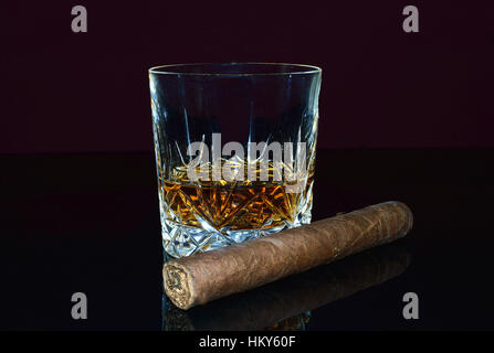 Bicchiere di whiskey e un sigaro. Foto Stock