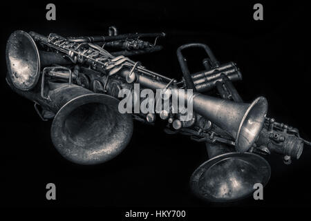 Una raccolta di strumenti tra cui due trombe, un C Melody sassofono, e un metallo clarinetto. Foto Stock