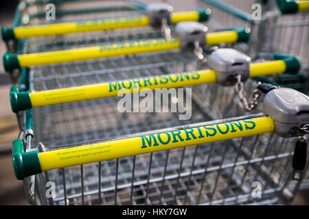 LEEDS, Regno Unito - 9 February 2016. Morrisons carrello per supermercati che mostra il logo supermercato al di fuori di Leeds, Regno Unito. Foto Stock