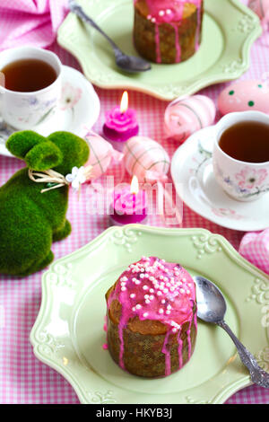 Torta di Pasqua Festa sulla tavola di Pasqua Foto Stock