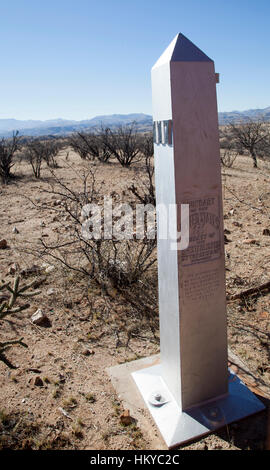 Le pianure prima che il centro del mondo di mountain del Tohono Oodham nazione indiana con un solitario cactus Saguaro in primo piano a destra. Foto Stock