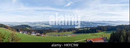Scheidegg - Germania: Skywalkpark. vista panoramica delle Alpi dalla struttura di acciaio e legno costruito nei boschi Foto Stock