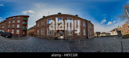 Moenchengladbach, Germania - 09 Marzo 2016: vista Panorama in Abteistrasse con la vecchia amministrazione della chiesa edifici fatti di mattoni e pietre Foto Stock