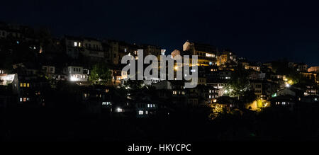 Paesaggio notturno di Veliko Tarnovo dal fiume Foto Stock