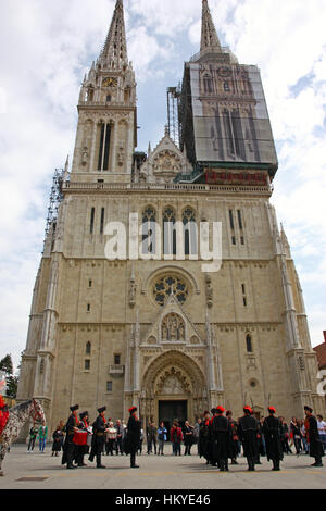 Croazia Zagabria, 23 aprile 2016: il cambio della guardia, la revisione dei bracci, membri della Cravat reggimento di fronte alla cattedrale di Zagabria Foto Stock