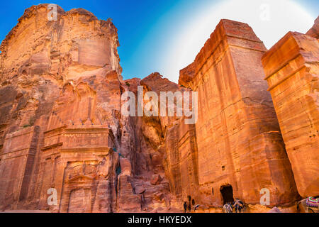 Giallo tombe di roccia mattina Street di facciate Petra Giordania. Costruito dal Nabataens nel 200 A.C. al 400 D.C. Foto Stock