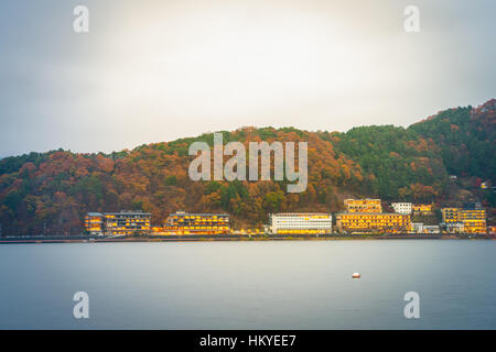 YAMANASHI, Giappone - 22 novembre: Kawaguchiko in Yamanashi, Giappone il 22 novembre 2015. Hotels e resorts sono circondati Lago Kawaguchi ,Yamanashi Pref. Foto Stock