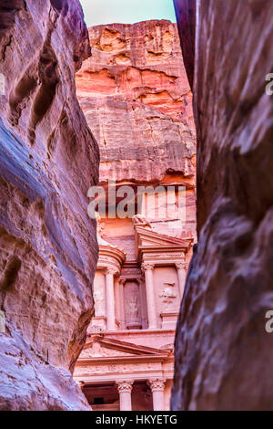 Siq esterno rosa rosa rossa nel pomeriggio del Tesoro Petra Giordania Petra Giordania. Tesoro costruito dal Nabataens nel 100 A.C. Canyon giallo diventa rosa rosso quando Foto Stock