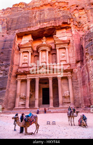 Tesoro giallo in Mattina diventa rosa rosso nel pomeriggio i cammelli Siq Petra Giordania Petra Giordania. Tesoro costruito dal Nabataens nel 100 A.C. Foto Stock