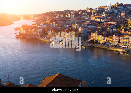 Fiume Douro e la Ribeira al tramonto, Porto, Portogallo. Foto Stock