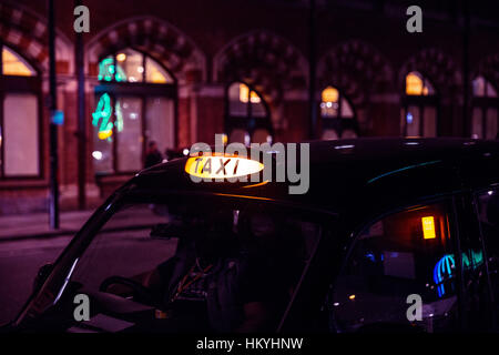 Londra taxi auto in attesa sulla strada di notte Foto Stock