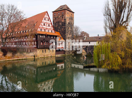 15Il THC Weinstadle edificio con travi di legno ora student's Hall di residenza e Henkersteg o impiccato il ponte sul fiume Pegnitz. Norimberga, Baviera, Germania Foto Stock