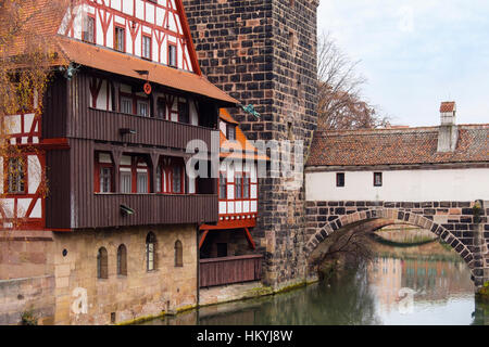 Xv secolo Weinstadle edificio con travi di legno e Henkersteg o impiccato il ponte sul fiume Pegnitz. Norimberga, Baviera, Germania, Europa Foto Stock