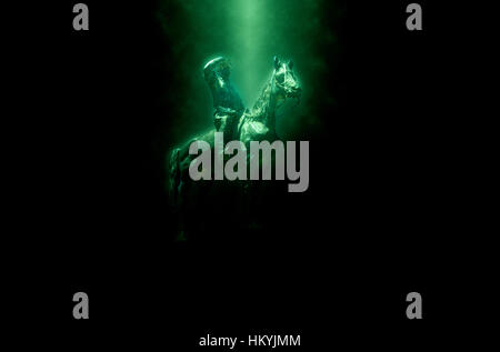 Migliorate digitalmente immagine di una statua di un uomo a cavallo Foto Stock