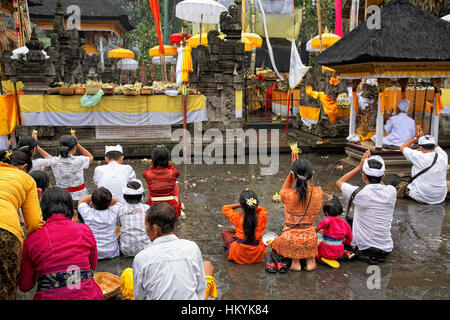 TAMPAK SIRING, Bali, Indonesia - 30 ottobre: persone in preghiera al santo acqua sorgiva tempio Puru Tirtha Empul durante la cerimonia religiosa il 30 ottobre Foto Stock