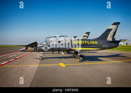 Praga - 6 settembre: aerei Aero L-39 Albatros dalla Breitling Jet Team sul supporto di stazionamento in Vaclav Havel Aeroporto di Praga il 6 settembre 2013. Il B Foto Stock