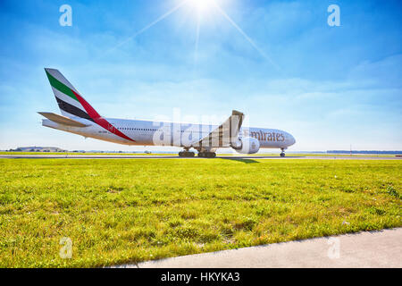 Praga - 6 settembre: Emirates Boeing 777 pronta per il decollo dall'Aeroporto di Praga il 6 settembre 2013. Emirates è compagnia con uno dei più giovani fl Foto Stock