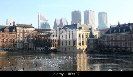 Moderno skyline di l'Aia (Den Haag), Paesi Bassi con Hofvijver Pond. In centro arte museo Mauritshuis, (Maurice casa) Foto Stock