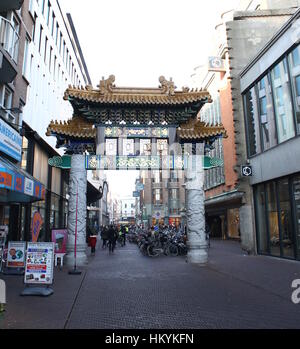 Colorati porta cinese a Chinatown a Wagenstraat, centro di Den Haag (L'Aia), Paesi Bassi. Foto Stock