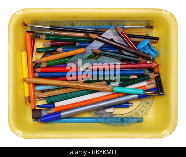 La rotta breve usato matite di imprecisa di scuola studente giacciono in un giallo scatola di plastica. Isolato Foto Stock