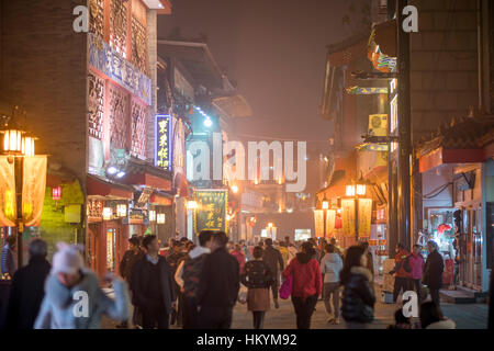 Serata al Qianmen Street area pedonale, Pechino, Repubblica Popolare di Cina e Asia Foto Stock