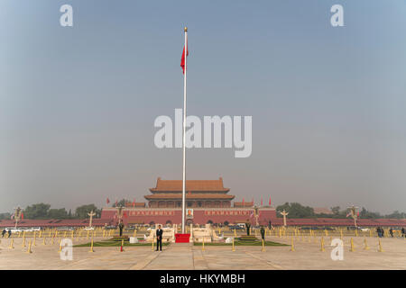 Bandiera nazionale su Piazza Tiananmen, Pechino, Repubblica Popolare di Cina e Asia Foto Stock